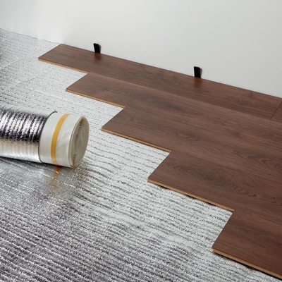 PE-Schaum mit hoher Dichte mit reflektierender Aluminiumfolie auf der Seite Isolierung unter Teppichen Laminat oder Vinyl