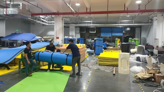 Direkt aus der Fabrik Wasser schwimmende Pad 3 Schicht Dicke XPE Schaumstoff Schwimmmatte Schwimmbad See