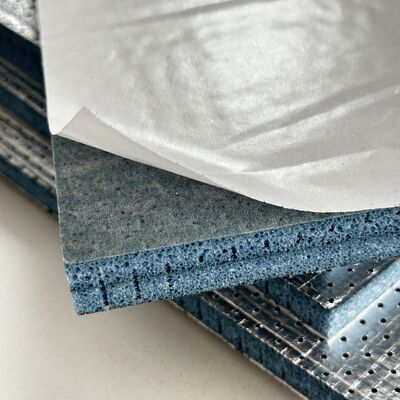 Halboffenzelliger Polyolefin-PO-Akustikschaum mit Aluminiumfolienschicht und selbstklebender Rückseite. Premium-Isolierplatten zur Geräuschreduzierung, feuerbeständig und einfach zu installieren für Lüftungssysteme